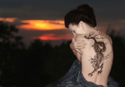 Drachen tattoo mit frau Die 30
