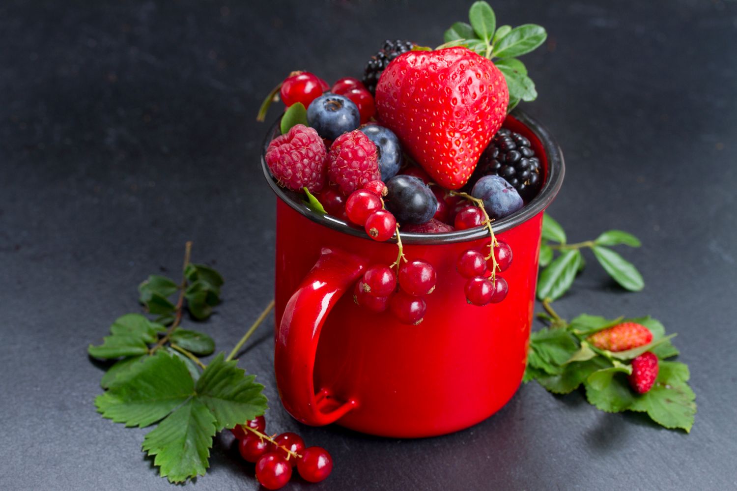 https://images.lifeline.de/img/gesund-essen/origs158367/4869472029-w1500-h1500/bunte-beeren-in-der-tasse.jpg