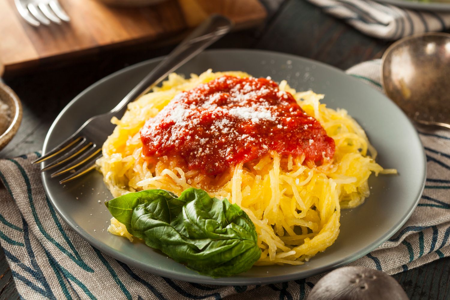 https://images.lifeline.de/img/gesund-essen/origs162600/5589476721-w1500-h1500/kuerbisspaghetti-mit-tomatensauce.jpg