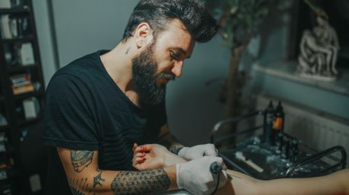 Tattoos Was Sie Daruber Wissen Sollten Piercing Tattoo