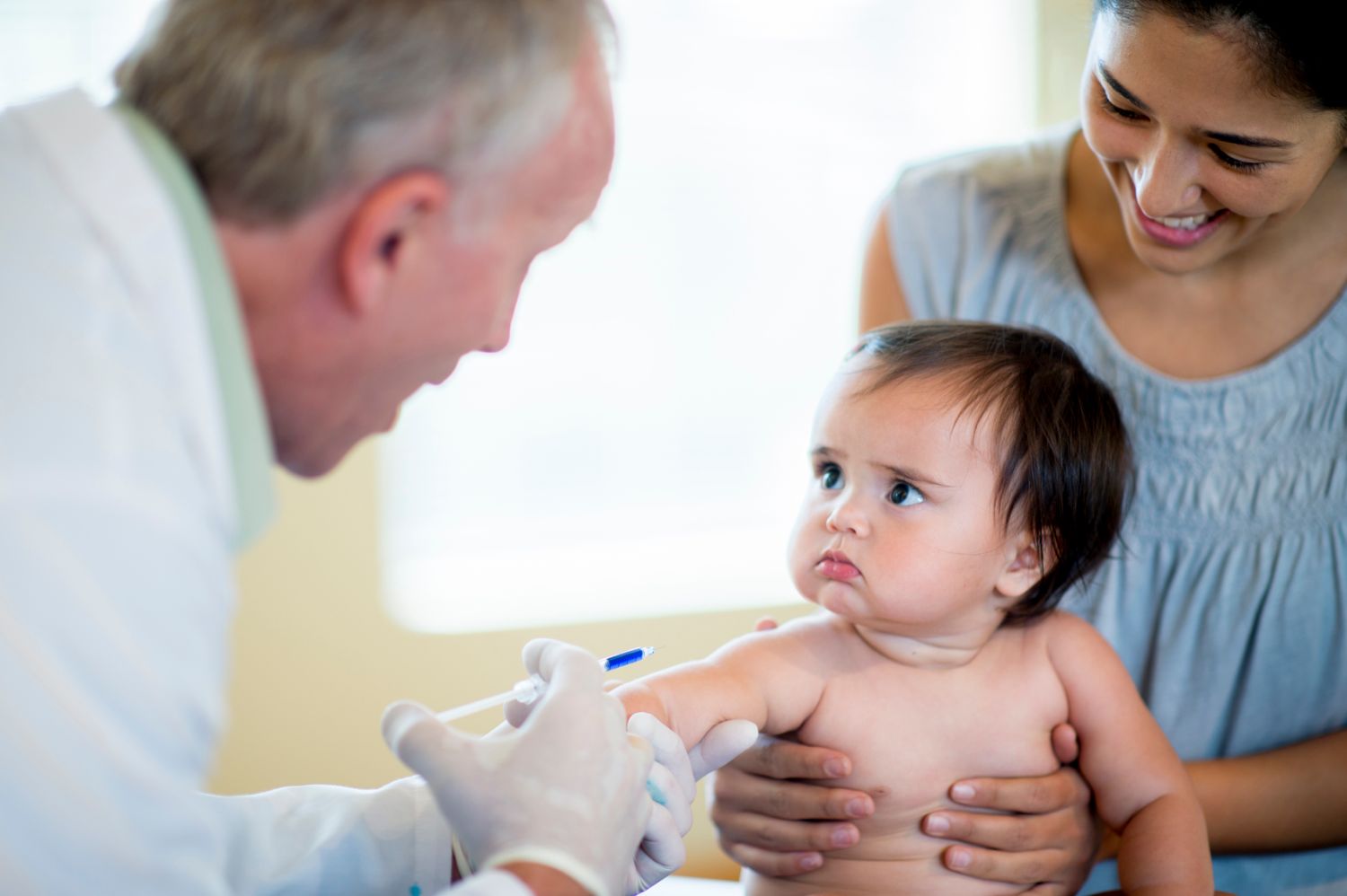 https://images.lifeline.de/img/krankheiten/origs158557/5729472355-w1500-h1500/baby-bekommt-impfung.jpg