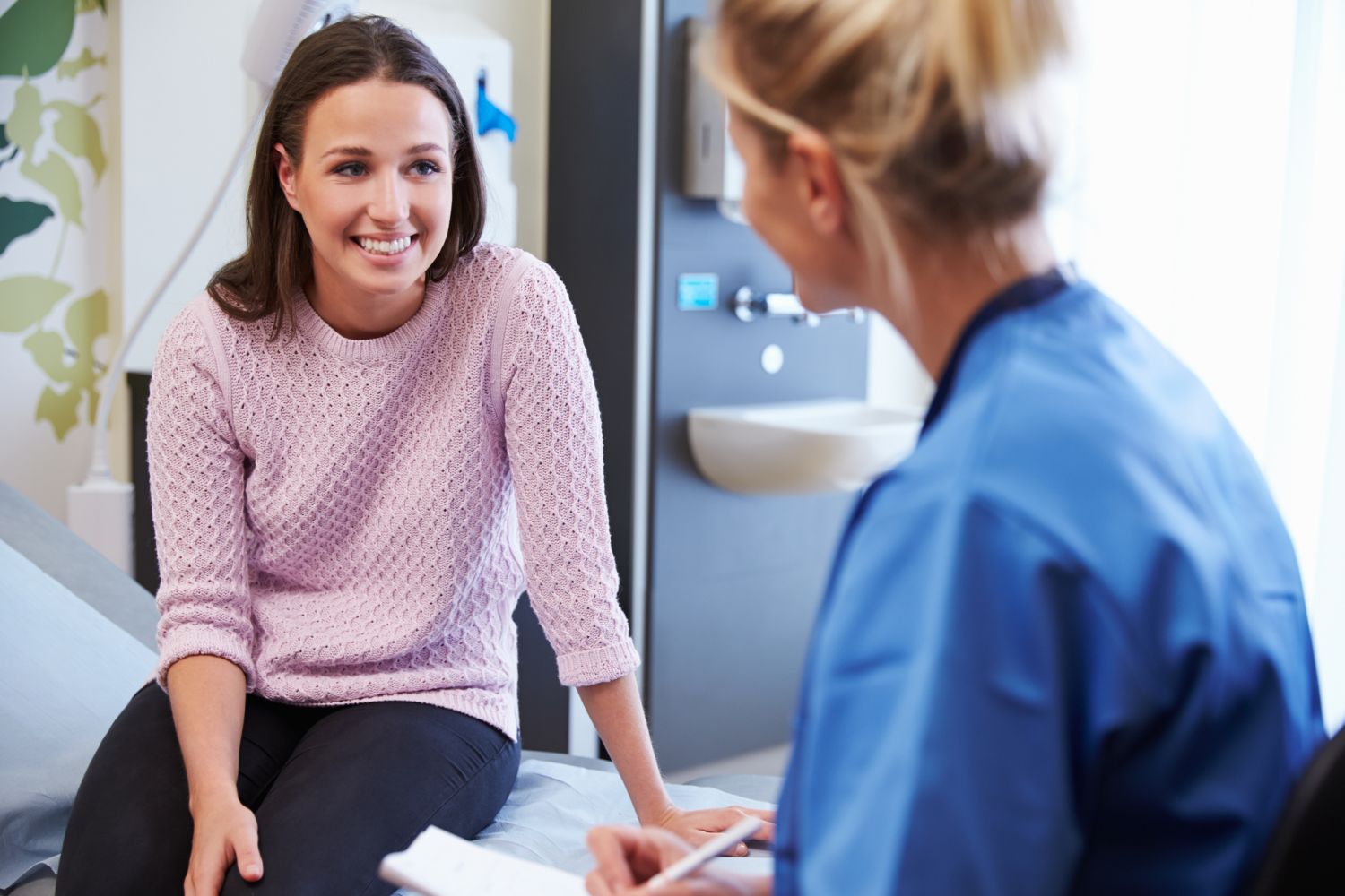 Verhütungsstäbchen (Hormonimplantat) • Kosten, Wirkung &amp; Dauer