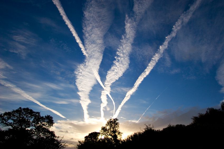 https://images.lifeline.de/img/vorsorgen/origs147248/9529476264-w1500-h1500/Kondensstreifen-Chemtrails-.jpg